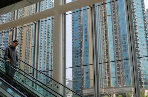 Giá nhà cũ tại Hong Kong chạm mức thấp nhất trong gần 8 năm- Ảnh 1. Giá nhà đất tại Hong Kong chịu áp lực khi lãi suất tăng, khiến các khoản vay trở nên khó chi trả hơn - Ảnh: JELLY TSE