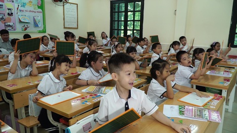 Nhà xuất bản Giáo Dục: Dự kiến cung ứng đủ sách giáo khoa mới vào 15-8- Ảnh 1. Học sinh lớp 1 học chương trình giáo dục phổ thông 2018 - Ảnh: VĨNH HÀ