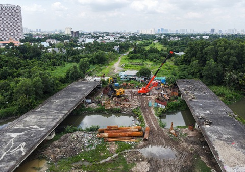 Nhà đầu tư chi cả ngàn tỉ làm 2,7km vành đai 2 mà chưa được thanh toán, TP.HCM yêu cầu rà soát- Ảnh 1. Công trường đoạn 3, vành đai 2 (từ Phạm Văn Đồng đến cầu vượt Gò Dưa, TP Thủ Đức) đình trệ thời gian dài - Ảnh: CHÂU TUẤN