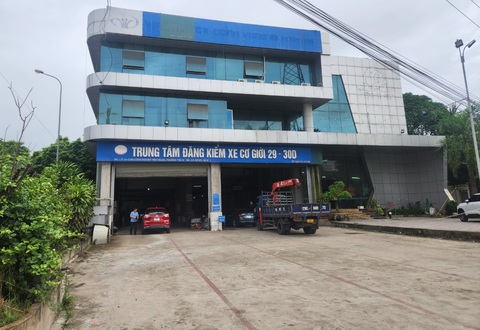 Hà Nội, TP.HCM nhờ kiểm định viên quân đội, công an hỗ trợ đăng kiểm- Ảnh 1. Do lịch xét xử các vụ án tiêu cực về đăng kiểm hợp lý nên các trung tâm đăng kiểm ở Hà Nội vẫn không bị quá tải - Ảnh: TUẤN PHÙNG