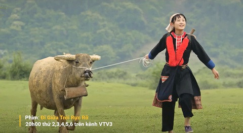 Tranh cãi quanh phim Đi giữa trời rực rỡ: Đừng nghĩ cứ khoác trang phục dân tộc vào là hiểu họ- Ảnh 1. Tranh cãi quanh phim Đi giữa trời rực rỡ: Đừng nghĩ cứ khoác trang phục dân tộc vào là hiểu họ- Ảnh 1.