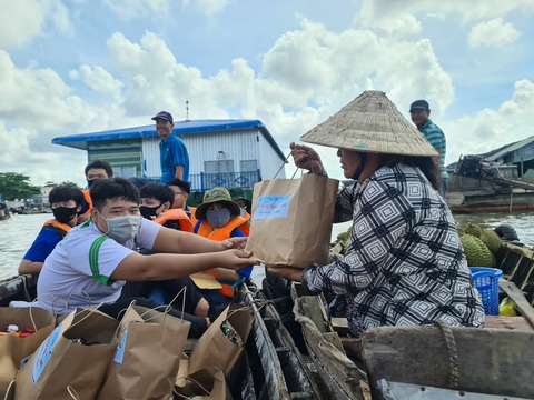 Thanh niên Cần Thơ với nhiều mô hình thiết thực giúp dân- Ảnh 2. Nơi nào cần thanh niên thì thanh niên sẽ có mặt hỗ trợ, dù cho đứng trước là dịch bệnh COVID-19 - Ảnh: PHƯƠNG TẤN ĐẠT