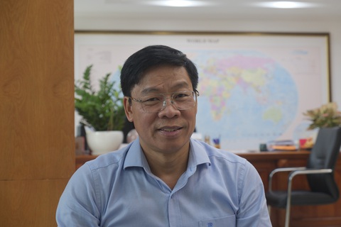 Trường đại học Công Thương TP.HCM ủng hộ 10 suất học bổng Tiếp sức đến trường- Ảnh 1. Thầy Nguyễn Xuân Hoàn - hiệu trưởng Trường đại học Công Thương TP.HCM - đã gắn bó với chương trình Tiếp sức đến trường từ những năm đầu tiên, hơn 20 năm trước - Ảnh: VŨ THỦY