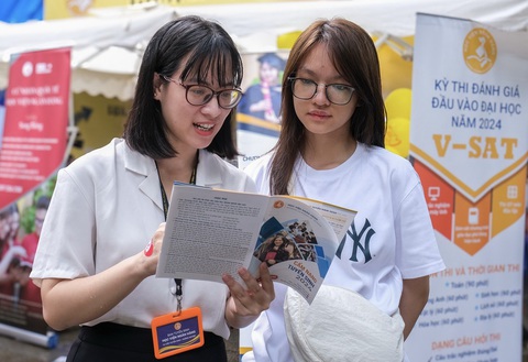 Thí sinh dự Ngày hội lựa chọn nguyện vọng xét tuyển đại học, cao đẳng 2024 tại Hà Nội - Ảnh: HÀ QUÂN Tuyển sinh đại học 2024: Thí sinh mong... rớt nguyện vọng 1- Ảnh 1.
