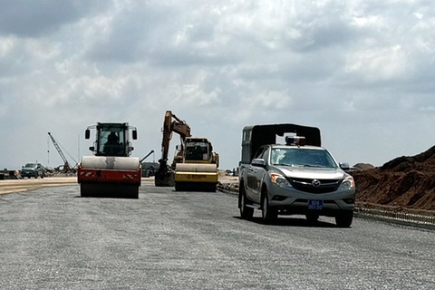 Chủ tịch Quốc hội: Cả nước đang mong chờ sân bay Long Thành- Ảnh 2. Hạng mục đường cất hạ cánh vượt tiến độ 2 tháng so với kế hoạch - Ảnh: H.M.