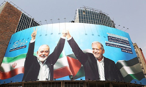 Hình ảnh thủ lĩnh Hamas Ismail Haniyeh và Tổng thống Iran Masoud Pezeshkian tại Tehran (Iran) - Ảnh: REUTERS Các bên đang ra sức ngăn Iran tấn công Israel- Ảnh 1.