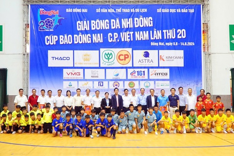Khởi tranh giải bóng đá nhi đồng Cúp báo Đồng Nai - CP Việt Nam- Ảnh 2. Các cầu thủ nhí chụp ảnh lưu niệm cùng ban tổ chức, nhà tài trợ giải đấu - Ảnh: AN BÌNH