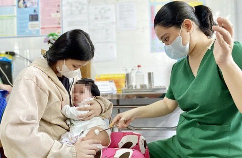 Sở Y tế TP.HCM chuẩn bị triển khai chiến dịch tiêm ngừa sởi, con tôi có phải tiêm nữa không?- Ảnh 1. Trẻ em được tiêm vắc xin trong chương trình tiêm chủng mở rộng tại TP.HCM - Ảnh: Tư liệu