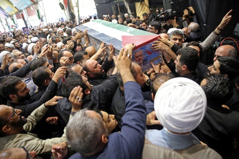 Lễ tang của thủ lĩnh Hamas Ismail Haniyeh tại Tehran, Iran, ngày 1-8 - Ảnh: REUTERS Iran triệu tập họp khẩn khối Hồi giáo, Mỹ phải tác động xoa dịu- Ảnh 1.