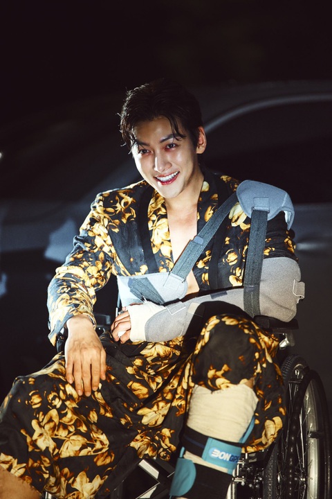 Ji Chang Wook 'não cá vàng' khi ký tặng fan- Ảnh 2. Tạo hình phản diện tạo ấn tượng mạnh của Ji Chang Wook