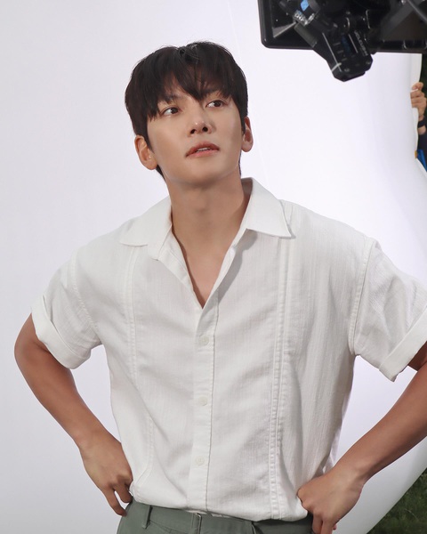 Ji Chang Wook 'não cá vàng' khi ký tặng fan- Ảnh 1. Ji Chang Wook 'não cá vàng' khi ký tặng fan- Ảnh 1.