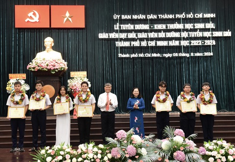 TP.HCM tuyên dương hơn 560 học sinh giỏi, giáo viên dạy giỏi- Ảnh 2. Bà Nguyễn Thị Lệ và ông Nguyễn Văn Hiếu trao bằng khen cho các em học sinh đoạt giải quốc tế, quốc gia - Ảnh: DUYÊN PHAN