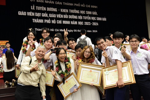 TP.HCM tuyên dương hơn 560 học sinh giỏi, giáo viên dạy giỏi- Ảnh 3. Thầy trò cùng vui mừng chụp ảnh bên nhau sau lễ tuyên dương khen thưởng - Ảnh: DUYÊN PHAN