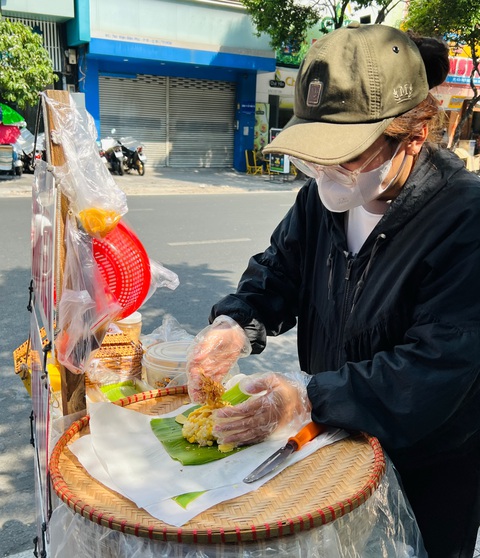 Thu nhập bao nhiêu mới trụ nổi ở thành phố - Kỳ 3: Nghỉ ngơi ít, cày nhiều hơn mới mong trụ nổi- Ảnh 2. Sinh viên Nguyễn Kiều bán xôi thuê buổi sáng để trang trải sinh hoạt phí - Ảnh: YẾN TRINH
