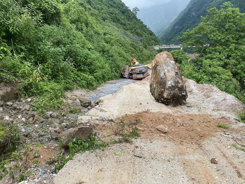 Nhiều tảng đá lăn đè chết tài xế máy xúc, người đi xe máy may mắn thoát- Ảnh 2. Hiện trường vụ sạt lở - Ảnh: Đ. DƯƠNG