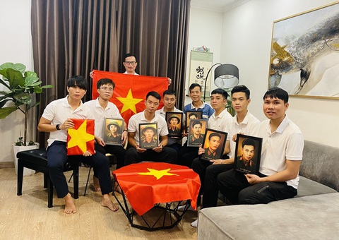 Nhóm các bạn trẻ phục chế miễn phí hàng trăm ảnh liệt sĩ để trao tặng cho các gia đình - Ảnh: NVCC Giao lưu với nhóm bạn trẻ phục chế miễn phí hàng trăm ảnh liệt sĩ- Ảnh 5.