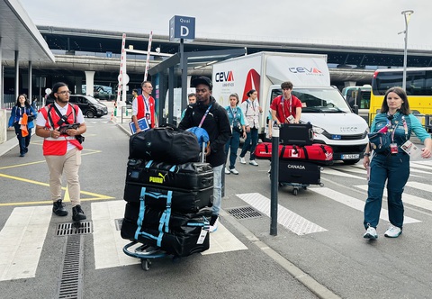 Paris, em yêu ơi!- Ảnh 1. Paris nhộn nhịp đưa đón VĐV tranh tài Olympic vào ngày 7-8 - Ảnh: TR.N.