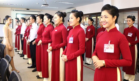 Nghề tiếp viên hàng không: Nơi ước mơ cất cánh bay cao- Ảnh 2. Để trở thành tiếp viên hàng không cần đáp ứng nhiều điều kiện nghiêm ngặt
