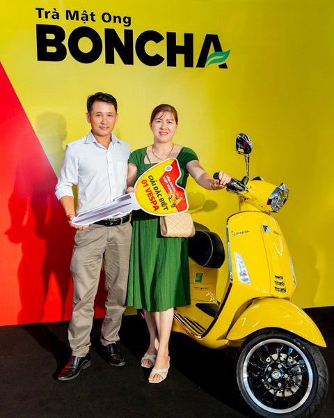 Trà mật ong Boncha trao 3 xe Vespa cho khách hàng- Ảnh 1. Vợ chồng anh Võ Minh Bông vui mừng khi được bàn giao giải thưởng lớn