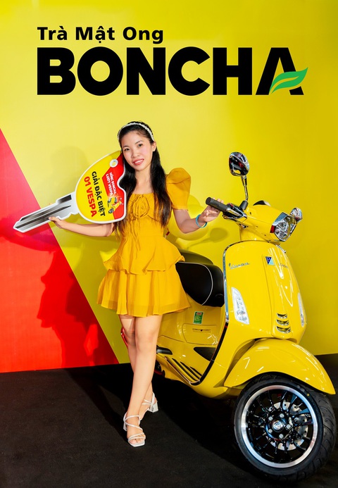 Trà mật ong Boncha trao 3 xe Vespa cho khách hàng- Ảnh 2. Bạn Nguyễn Thị Bé Nhi tinh tế chọn trang phục hợp tông màu với Boncha