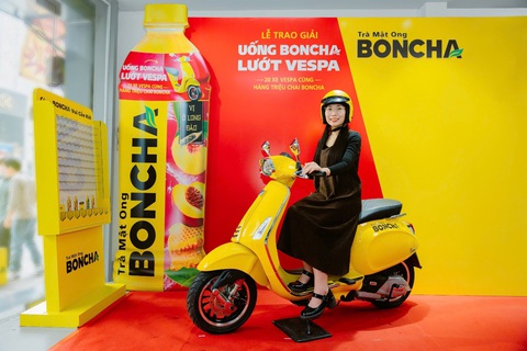 Trà mật ong Boncha trao 3 xe Vespa cho khách hàng- Ảnh 4. Trà mật ong Boncha trao 3 xe Vespa cho khách hàng- Ảnh 4.