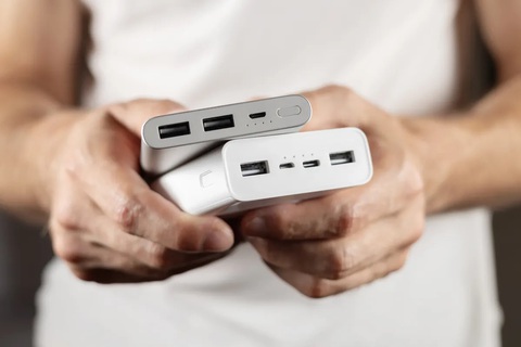 Cảnh báo người dùng: Chó nhai sạc dự phòng làm cháy nhà- Ảnh 1. Pin sạc dự phòng có thể gây cháy nổ - Ảnh: Shutterstock