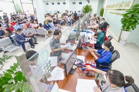 TP.HCM: Sẽ thu hồi nếu hết thời hạn sử dụng đất mà chưa được gia hạn- Ảnh 1. Người dân làm thủ tục đất đai tại bộ phận tiếp nhận và trả kết quả hồ sơ lĩnh vực đất đai TP Thủ Đức, TP.HCM - Ảnh: QUANG ĐỊNH