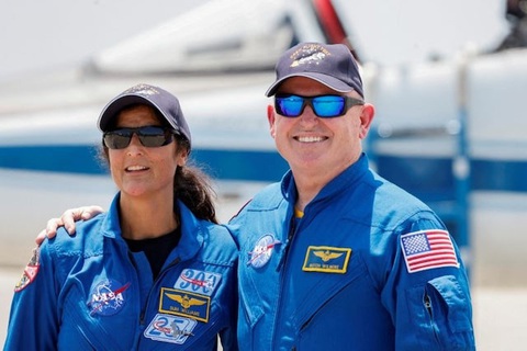 Chân dung hai phi hành gia Suni Williams và Butch Wilmore đang bị kẹt trên trạm vũ trụ do sự cố của tàu Starliner - Ảnh: REUTERS Phi hành gia bị kẹt trên ISS có thể phải đợi tới năm sau- Ảnh 1.