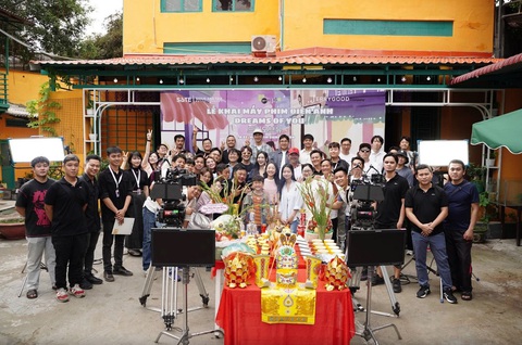 Hoàng Hà, Lâm Thanh Mỹ và đạo diễn Phan Gia Nhật Linh đứng ở giữa bức ảnh khai máy của phim tại Việt Nam. Lee Kwang Soo 'nên duyên' với nàng thơ Dao Ánh Hoàng Hà- Ảnh 3.