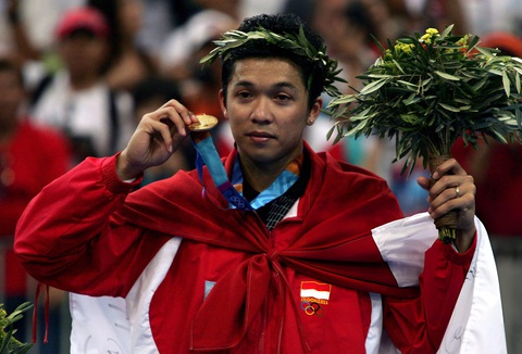 Thành tích thể thao Việt Nam ra sao so với các nước Đông Nam Á tại Olympic 2024?- Ảnh 5. Huyền thoại cầu lông Indonesia Taufik Hidayat với tấm HCV tại Olympic 2004 - Ảnh: GETTY