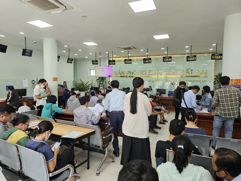 TP.HCM tạm ngưng tách thửa, dân nóng ruột chờ hướng dẫn- Ảnh 1. Người dân làm thủ tục về đất đai tại TP.HCM - Ảnh: NGỌC HIỂN