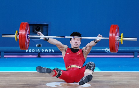 Đô cử Trịnh Văn Vinh để lại tiếc nuối lớn khi thi đấu không thành công ở hạng cân 61kg nam môn cử tạ Olympic 2024- Ảnh: REUTERS Đô cử Trịnh Văn Vinh để lại tiếc nuối lớn khi thi đấu không thành công ở hạng cân 61kg nam môn cử tạ Olympic 2024, thể thao Việt Nam ra về tay trắng - Ảnh: REUTERS