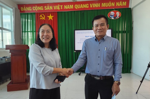 Cung cấp thông tin trước khi có kết luận, cựu giám đốc sở Kiên Giang xin lỗi- Ảnh 1. Bà Nguyễn Thị Minh Giang - nguyên giám đốc Sở Giáo dục và Đào tạo tỉnh Kiên Giang - bắt tay xin lỗi ông Nguyễn Đình Chung - nguyên hiệu trưởng Trường THCS - THPT Võ Văn Kiệt - Ảnh: BỬU ĐẤU