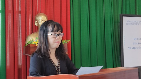 Cung cấp thông tin trước khi có kết luận, cựu giám đốc sở Kiên Giang xin lỗi- Ảnh 2. Bà Phạm Xuân Bình - phó giám đốc Sở Giáo dục và Đào tạo tỉnh Kiên Giang - đọc thư xin lỗi ông Nguyễn Đình Chung - Ảnh: BỬU ĐẤU