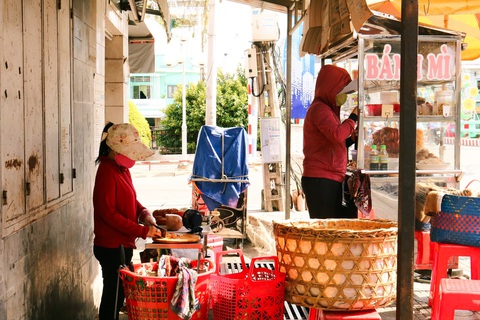 Xe bánh mì Ba cô gái nằm ở một góc ngã tư nhỏ khu vực Lái Thiêu (Bình Dương) - Ảnh: ĐĂNG KHƯƠNG Về Bình Dương ăn bánh mì Ba cô gái truyền 3 đời trong 70 năm- Ảnh 2.