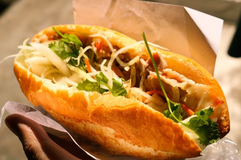 Ổ bánh mì với hương vị đặc biệt níu chân thực khách suốt 70 năm - Ảnh: ĐĂNG KHƯƠNG Ổ bánh mì Ba cô gái với hương vị đặc biệt níu chân thực khách suốt 70 năm - Ảnh: ĐĂNG KHƯƠNG