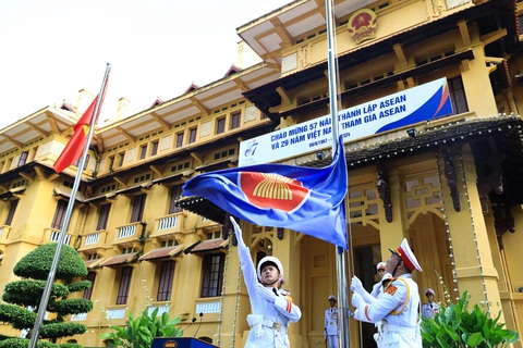 Sáng nay 8-8, lễ thượng cờ ASEAN đã diễn ra trang trọng tại thủ đô Hà Nội với sự tham dự của đại sứ các nước ASEAN, các nước đối tác của ASEAN - Ảnh: DANH KHANG Sáng 8-8, lễ thượng cờ ASEAN theo thông lệ hằng năm nhân kỷ niệm thành lập ASEAN đã diễn ra trang trọng tại thủ đô Hà Nội, với sự tham dự của đại sứ các nước ASEAN, các nước đối tác của ASEAN - Ảnh: DANH KHANG
