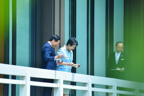 Bộ trưởng Ngoại giao Nhật Bản, Việt Nam cùng đi dạo, cho cá koi ăn- Ảnh 2. Cho cá koi ăn là nghi thức thường được Thủ tướng Nhật Bản mời các nguyên thủ quốc gia thực hiện trong các buổi đón tiếp đối ngoại trọng thị, thân mật - Ảnh: BỘ NGOẠI GIAO