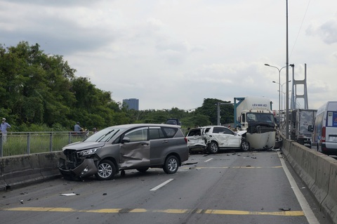 Nhiều xe tông liên hoàn trên cầu Phú Mỹ, ô tô bốc cháy, công an đang phong tỏa- Ảnh 10. Đến 17, lực lượng chức năng vẫn phong tỏa hiện trường, các xe tại hiện trường nằm la liệt - Ảnh: ĐÌNH KHẢI