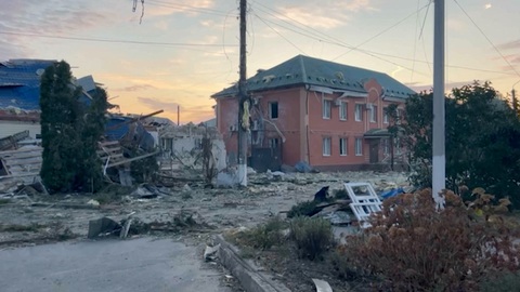 Nga nói Ukraine mất 1.000 binh sĩ, hơn 100 xe bọc thép khi tấn công vùng Kursk- Ảnh 1. Vùng Kursk, miền tây nam nước Nga hoang tàn sau những đợt đột kích và không kích - Ảnh: REUTERS