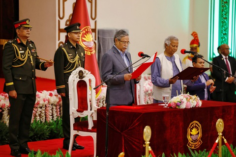 Cựu thủ tướng Bangladesh lưu vong sẽ về nước khi có bầu cử- Ảnh 2. Ông Muhammad Yunus (áo trắng) tuyên thệ nhậm chức người đứng đầu Chính phủ lâm thời Bangladesh ngày 8-8 - Ảnh: REUTERS