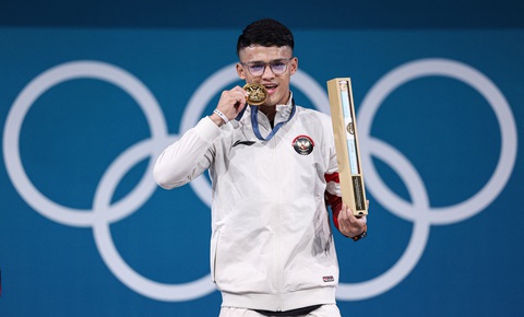Indonesia và Thái Lan rực sáng ở Olympic 2024- Ảnh 3. Juniansyah ăn mừng chiếc HCV - Ảnh: REUTERS