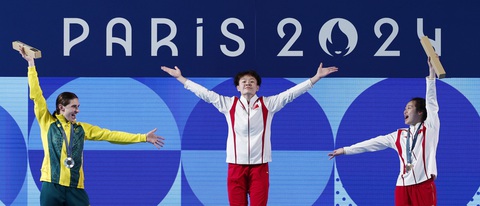 Chang Yiwen giúp Trung Quốc vượt mặt Mỹ trên bảng xếp hạng huy chương - Ảnh: REUTERS Olympic 2024 ngày 9-8: Paulino đoạt huy chương vàng 400m nữ và phá kỷ lục Olympic- Ảnh 8.