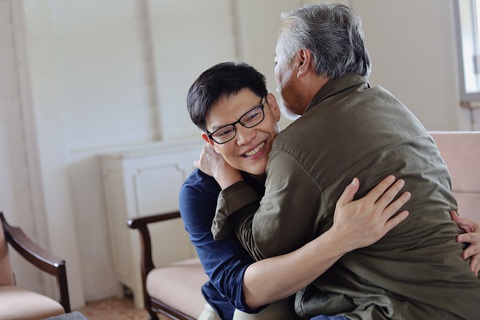 Tri ân mùa Vu lan: Hãy quan tâm sức khỏe cha mẹ- Ảnh 3. Việc quan tâm, chăm sóc thường xuyên cho cha mẹ không chỉ giúp họ cải thiện sức khỏe mà còn sống vui vẻ hơn.