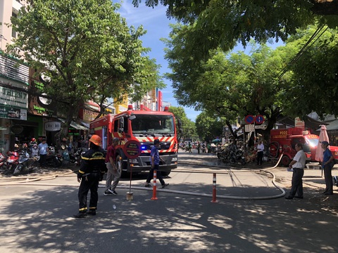 Cháy một căn nhà trong khu dân cư đông đúc ở Đà Nẵng- Ảnh 3. Lực lượng chức năng phong tỏa một đoạn đường Ông Ích Khiêm (quận Thanh Khê, TP Đà Nẵng) - Ảnh: THANH NGUYÊN