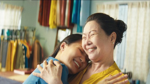 Tri ân mùa Vu lan: Hãy quan tâm sức khỏe cha mẹ- Ảnh 2. Với người lớn tuổi, có lẽ không gì sánh bằng sự quan tâm, chăm sóc của con cháu.