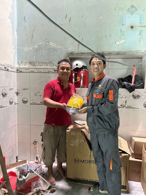 Dạ Tùng ngoài đời là một kỹ thuật viên nhiệt huyết, yêu nghề, được đồng nghiệp và khách hàng yêu mến - Ảnh: NVCC Tùng (bên phải) ngoài đời là một kỹ thuật viên nhiệt huyết, yêu nghề, được đồng nghiệp và khách hàng yêu mến - Ảnh: NVCC