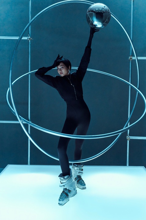 Thanh Hằng diện áo khoác thể thao phối cùng quần legging ôm sát, mang giày nặng đến 10 kg. Thanh Hằng diện áo khoác thể thao phối cùng quần legging ôm sát, mang giày nặng đến 10kg.