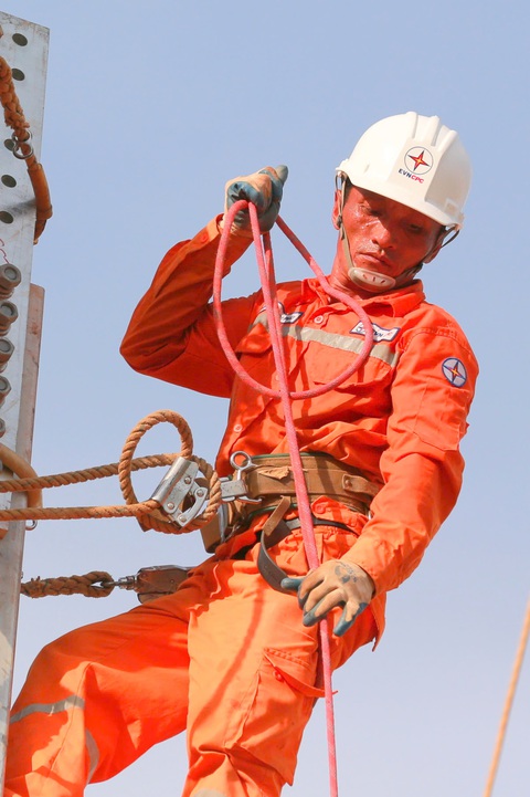 EVNCPC khen thưởng 47 tập thể, cá nhân xuất sắc tham gia thi công đường dây 500kV mạch 3- Ảnh 2. Một đội xung kích của EVNCPC đang tham gia dựng trụ thép tại địa bàn Nghệ An - Ảnh: PHƯƠNG NAM