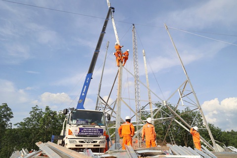 EVNCPC khen thưởng 47 tập thể, cá nhân xuất sắc tham gia thi công đường dây 500kV mạch 3- Ảnh 4. EVNCPC khen thưởng 47 tập thể, cá nhân xuất sắc tham gia thi công đường dây 500kV mạch 3- Ảnh 4.